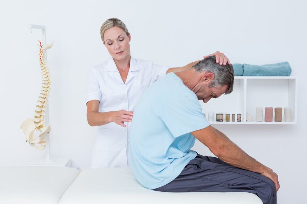 Le docteur examine le dos avec l'ostéochondrose