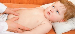 maux de dos et le bas de l'abdomen chez les enfants