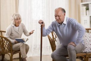 Les personnes âgées sont à risque de maladie articulaire